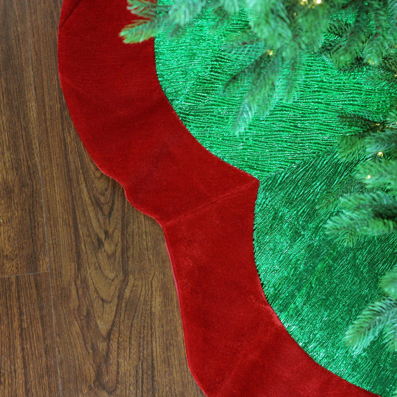 Northlight 60" Metallic Green And Red Trim Scalloped Edge Christmas Tree Skirt 2 Northlight 60" Metallic Green And Red Trim Scalloped Edge Christmas Tree Skirt - Image 2