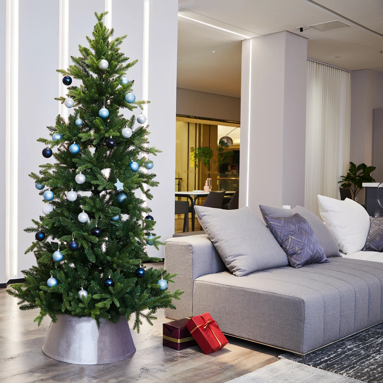 Northlight 22" Silver Velvet Christmas Tree Collar 2 Northlight 22" Silver Velvet Christmas Tree Collar - Image 2